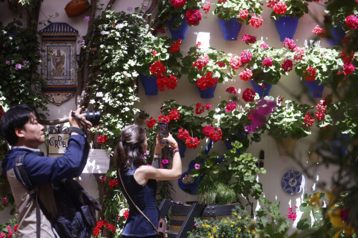 Dos turistas visitan el Patio de Guzmanas7, en Córdoba. Los Patios de Córdoba han cerrado sus puertas tras concluir la edición del Festival de 2026 con un descenso en el número de visitantes alejado de objetivo del millón de personas, cifra que se superó en la edición del pasado año. EFE/Salas
