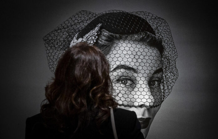 El Museo Balenciaga de Getaria (Gipuzkoa) ha presentado este jueves la exposición 'Vivre Sa Vie. Georges Dambier y la Moda', una incursión en la alta costura parisina de los años 50 a través de la mirada del singular fotógrafo francés, pionero que rompió con las convenciones del trabajo de estudio al sacar a las modelos a la calle. EFE/Javier Etxezarreta

