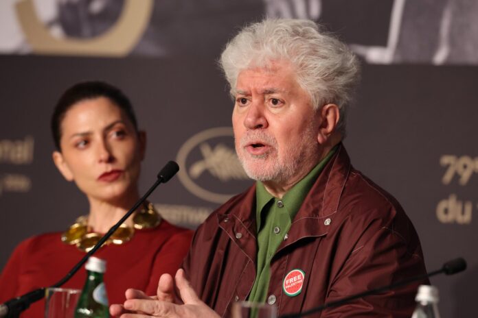 El director Pedro Almodóvar asiste a la rueda de prensa de 'Amarga Navidad' durante el 79º Festival de Cine de Cannes, en Cannes, Francia, el 20 de mayo de 2026. El festival se celebra del 12 al 23 de mayo de 2026. (Cine, Francia) EFE/EPA/AMY SUSSMAN / POOL
