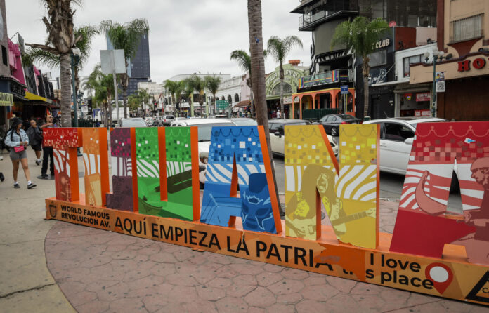 Fotografía de un anuncio turístico este jueves, en la ciudad de Tijuana (México). EFE/ Joebeth Terríquez
