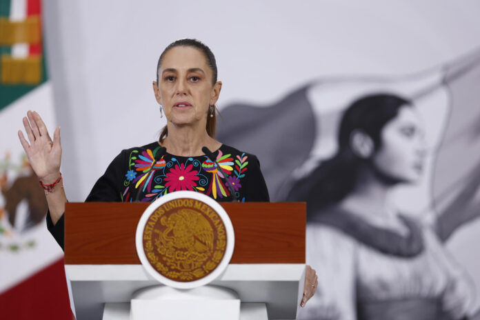 La presidenta de México, Claudia Sheinbaum, habla durante una rueda de prensa este jueves en el Palacio Nacional de la Ciudad de México (México). EFE/Sáshenka Gutiérrez
