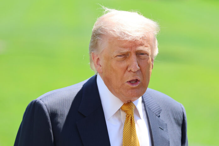 El presidente de Estados Unidos, Donald Trump, habla en una rueda de prensa previo a su viaje a Pekín para reunirse con su homólogo de China, Xi Jinping, este martes en Washington (Estados Unidos). EFE/ Octavio Guzmán
