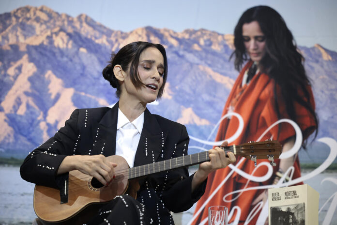 La mexicana Julieta Venegas, canta durante la presentación de su libro y álbum discográfico titulados 'Norteña' este jueves, en Ciudad de México (México). EFE/ José Méndez
