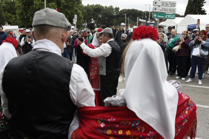 Los claveles florecen por un San Isidro que defiende la identidad castiza y multicultural. EFE/ Sergio Perez
