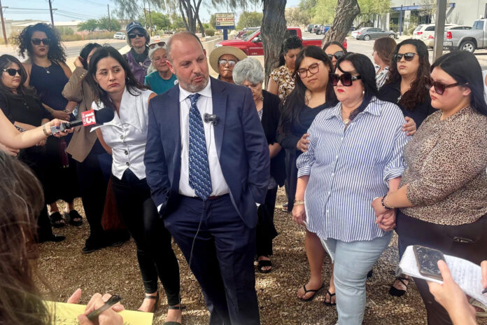 El abogado de inmigración Mo Goldman habla con periodistas, rodeado de amigos y familiares de la influenciadora mexicana Karla Toledo, este miércoles frente a la Oficina del Servicio de Control de Inmigración y Aduanas (ICE) en Tucson, Arizona (Estados Unidos). EFE/ María León
