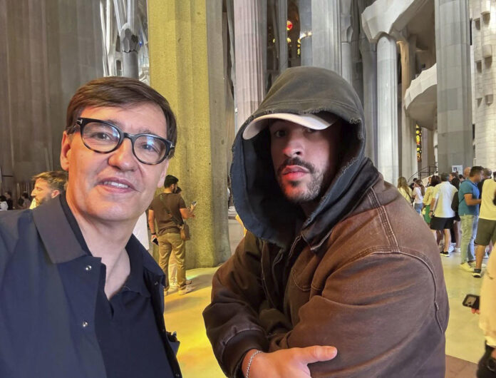 El presidente de la Generalitat de Catalunya, Salvador Illa (i), ha publicado este lunes en su perfil de Instagram un selfi con el cantante puertorriqueño Bad Bunny en la Sagrada Familia de Barcelona. 