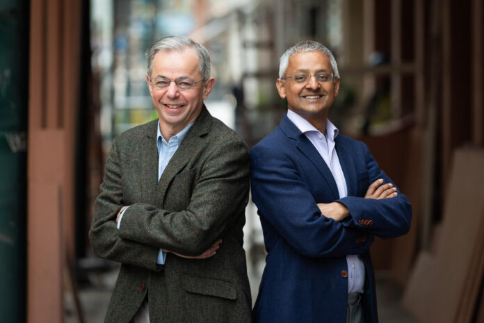 Los químicos británicos David Klenerman (i) y Shankar Balasubramanian (d) y el biofísico francés Pascal Mayer (no en la imagen) han sido reconocidos hoy con el Premio Princesa de Asturias de Investigación Científica Técnica 2026; los tres son los responsables de la tecnología que ha revolucionado la secuenciación del ADN, ahora más rápida y masiva. EFE/Credit Millennium Technology Prize/SOLO USO EDITORIAL/SOLO DISPONIBLE PARA ILUSTRAR LA NOTICIA QUE ACOMPAÑA (CRÉDITO OBLIGATORIO)
