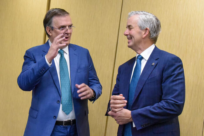Fotografía cedida por la Secretaría de Economía que muestra al titular Marcelo Ebarad (i), conversando con el representante Comercial de Estados Unidos, Jeff Goettman, este viernes en Ciudad de México (México). EFE/ Secretaria de Economía /SOLO USO EDITORIAL/ NO VENTAS/ SOLO DISPONIBLE PARA ILUSTRAR LA NOTICIA QUE ACOMPAÑA (CRÉDITO OBLIGATORIO)
