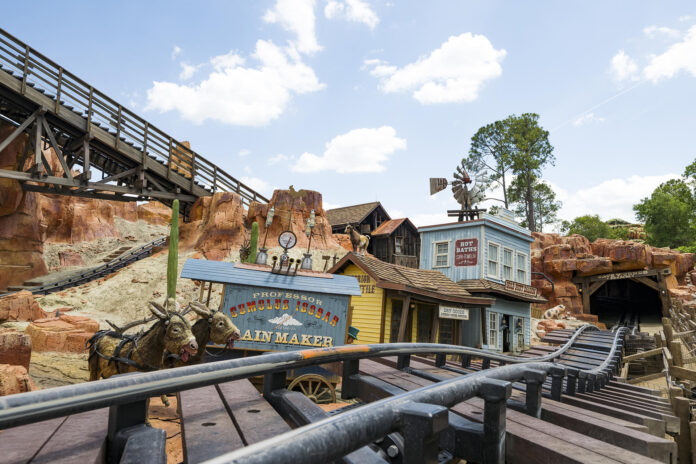 Fotografía cedida por Disney que muestra la atracción Big Thunder Mountain, una especie de mina ubicada en Frontierland dentro de Magic Kingdom. EFE/ Abigail Nilsson/ Disney /SOLO USO EDITORIAL/ NO VENTAS/ SOLO DISPONIBLE PARA ILUSTRAR LA NOTICIA QUE ACOMPAÑA (CRÉDITO OBLIGATORIO)
