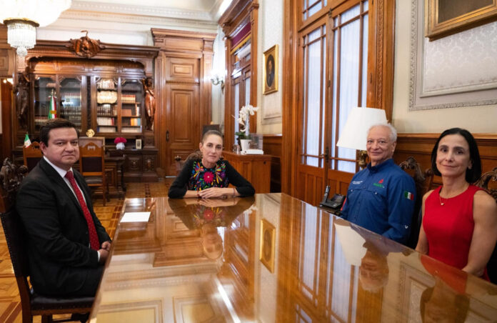 Fotografía cedida por la Presidencia de México de la mandataria mexicana, Claudia Sheinbaum (c), junto a Juan Carlos Carpio (i) nuevo director general de Petróleos Mexicanos (Pemex) en sustitución de Víctor Rodríguez (2-d) durante una reunión este jueves, en Palacio Nacional de la Ciudad de México (México). EFE/ Presidencia de México /SOLO USO EDITORIAL/NO VENTAS/SOLO DISPONIBLE PARA ILUSTRAR LA NOTICIA QUE ACOMPAÑA (CRÉDITO OBLIGATORIO)
