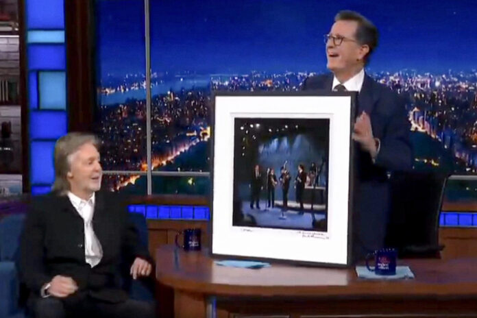 Captura de video cedido por CBS que muestra al humorista Stephen Colbert (d) en su programa televisivo nocturno, 'The Late Show' despidiendose este jueves de EE.UU. después de 11 años, con el cantante Paul McCartney (i) como invitado y una entretenida puesta en escena con referencias a su polémica cancelación por parte del canal CBS. EFE/ CBS /SOLO USO EDITORIAL/ NO VENTAS/ SOLO DISPONIBLE PARA ILUSTRAR LA NOTICIA QUE ACOMPAÑA (CRÉDITO OBLIGATORIO)/ MÁXIMA CALIDAD DISPONIBLE
