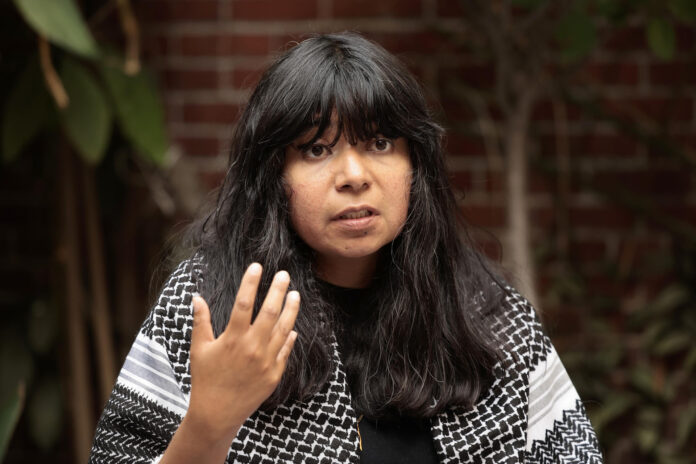 La activista y fotógrafa mexicana Abril Rojas, habla durante una entrevista con EFE este lunes, en Ciudad de México (México). EFE/ José Méndez
