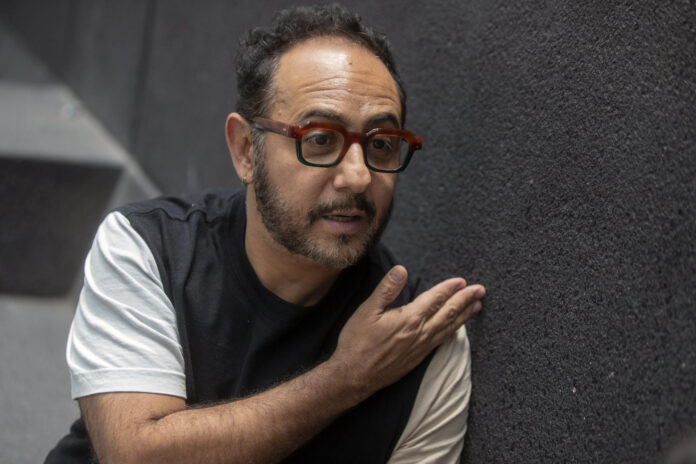 El actor mexicano Humberto Busto habla durante una entrevista con EFE este viernes, en Ciudad de México (México). EFE/Isaac Esquivel
