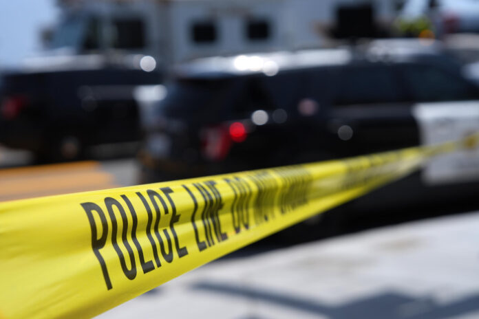 Fotografía que muestra una cinta de advertencia durante un operativo de la Policía de San Diego este lunes, en el Centro Islámico de San Diego (EE.UU). EFE/ Omar Alonso
