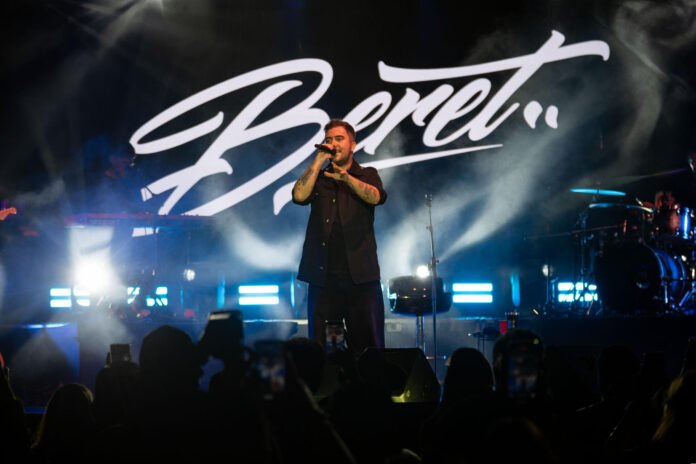 El cantante sevillano Francisco Javier Álvarez Beret fue captado este 24 de mayo, durante una presentación, en Caracas (Venezuela). EFE/Ronald Peña
