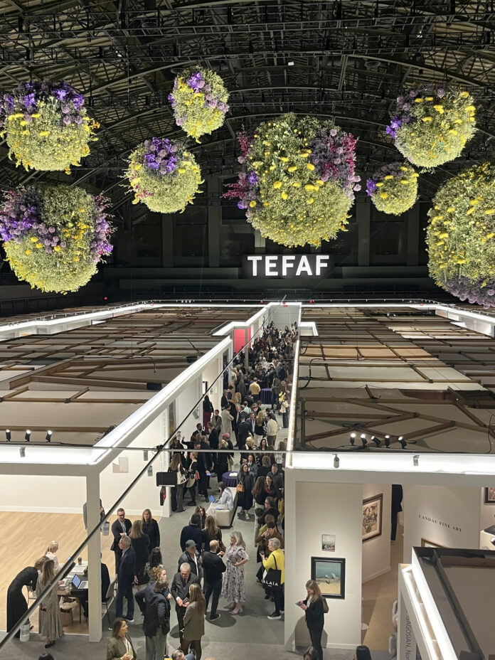 Personas asisten al inicio de la feria de la Fundación Europea de Bellas Artes (TEFAF) este jueves, en el histórico edificio Park Avenue Armory en Nueva York (EE.UU). EFE/ Nora Quintanilla
