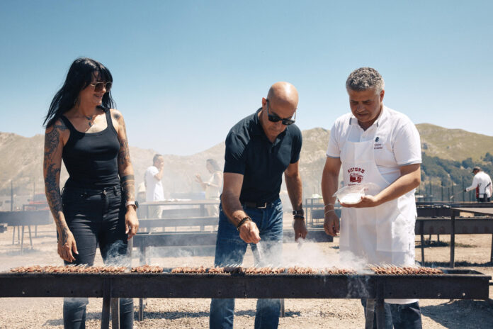Fotograma cedido por National Geographic que muestra al actor estadounidense Stanley Tucci (c) preparando alimentos junto a uno de los propietarios del Ristoro Mucciante Rodolfo Mucciante (d), y la periodista gastronómica Cristina Bachetti durante la producción de la serie documental 'Tucci en Italia' en Abruzos (Italia). EFE/ Matt Holyoak/ National Geographic /SOLO USO EDITORIAL/ NO VENTAS/ SOLO DISPONIBLE PARA ILUSTRAR LA NOTICIA QUE ACOMPAÑA (CRÉDITO OBLIGATORIO)
