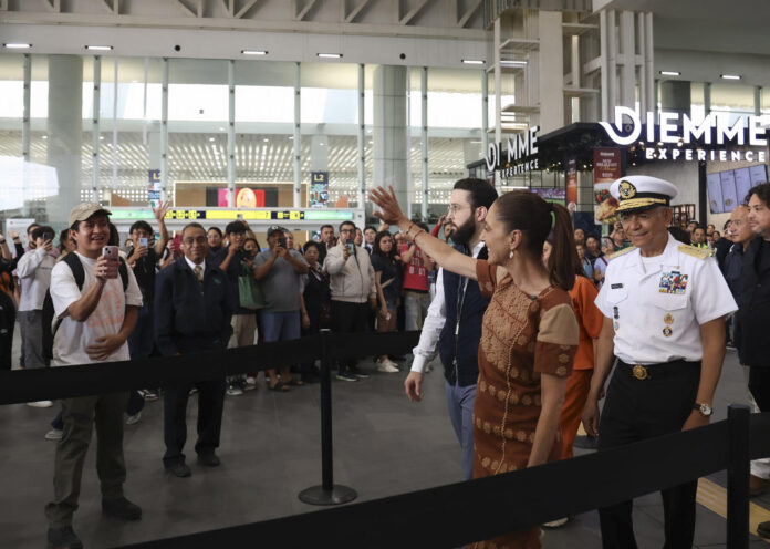 Fotografía cedida por la presidencia de México, que muestra a la presidenta de méxico, Claudia Sheinbaum (c), saludando a personas en el Aeropuerto Internacional de la Ciudad de México (AICM) este sábado, en Ciudad de México (México). EFE/ Presidencia de México
