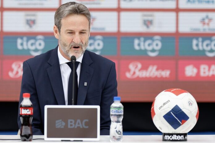 El seleccionador de Panamá, Thomas Christiansen, anuncia la lista oficial de jugadores convocados para el Mundial 2026, en Ciudad de Panamá (Panamá). EFE/ Bienvenido Velasco
