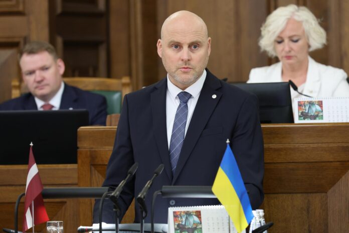 .- El candidato a Primer Ministro letón Andris Kulbergs se dirige al Parlamento durante una sesión extraordinaria en Riga, Letonia, el 28 de mayo de 2026, donde el Parlamento tiene previsto votar la aprobación del nuevo gobierno. (Letonia) EFE/EPA/TOMS KALNINS

