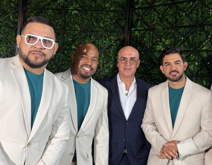 Los integrantes del Grupo Niche Adolfo 'Fito' Echeverría (i), Luis Araque (2-i), y Alejandro Iñigo (d), posan junto al director musical de la agrupación, José Aguirre, durante una entrevista con EFE este martes, en Miami (EE.UU.). EFE/Alicia Civita
