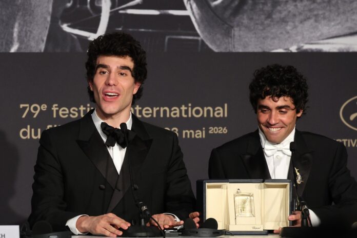 Javier Calvo y Javier Ambrossi, ganadores del premio a Mejor Dirección por 'The Black Ball', asisten a la conferencia de prensa de los ganadores de la Palma de Oro durante la ceremonia de clausura y entrega de premios de la 79.ª edición del Festival de Cannes, en Cannes, Francia, el 23 de mayo de 2026. EFE/HODA DAVAINE
