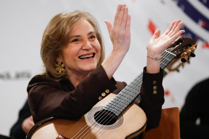La guitarrista paraguaya y ganadora del Grammy Latino Berta Rojas toca su guitarra durante una rueda de prensa  en Asunción (Paraguay). EFE/ Juan Pablo Pino
