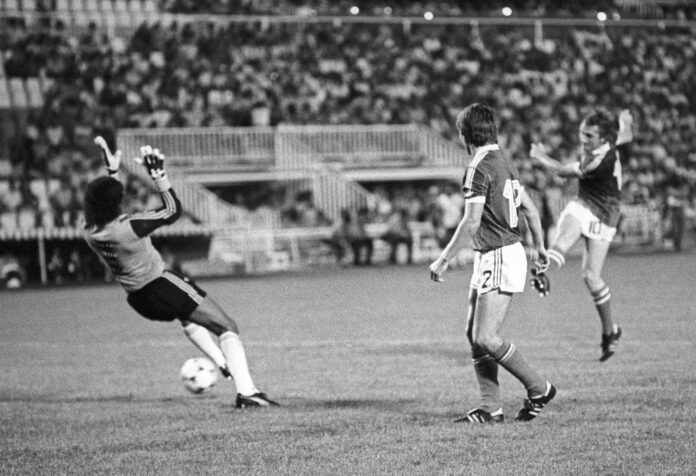 Las selecciones de El Salvador y Hungría jugaron en el grupo C del Mundial de España'82, que el equipo húngaro ganó por 10-1. En la imagen, el húngaro Laszlo Kiss (d) remata ante el portero Luis Guevara Mora. EFE/fs
