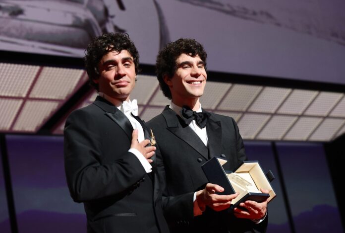 Javier Ambrossi (i) y Javier Calvo (d) aceptan el premio a Mejor Director por 'La Bola Negra' durante la ceremonia de clausura del 79º Festival de Cine de Cannes (Francia). EFE/EPA/TERESA SUAREZ
