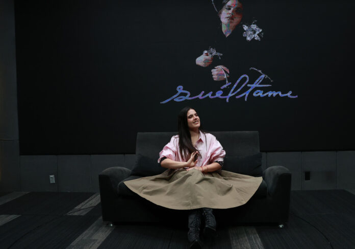La cantante mexicana, Camila Fernández, posa este viernes durante una entrevista con EFE, en la Ciudad de México (México). EFE/Alex Cruz

