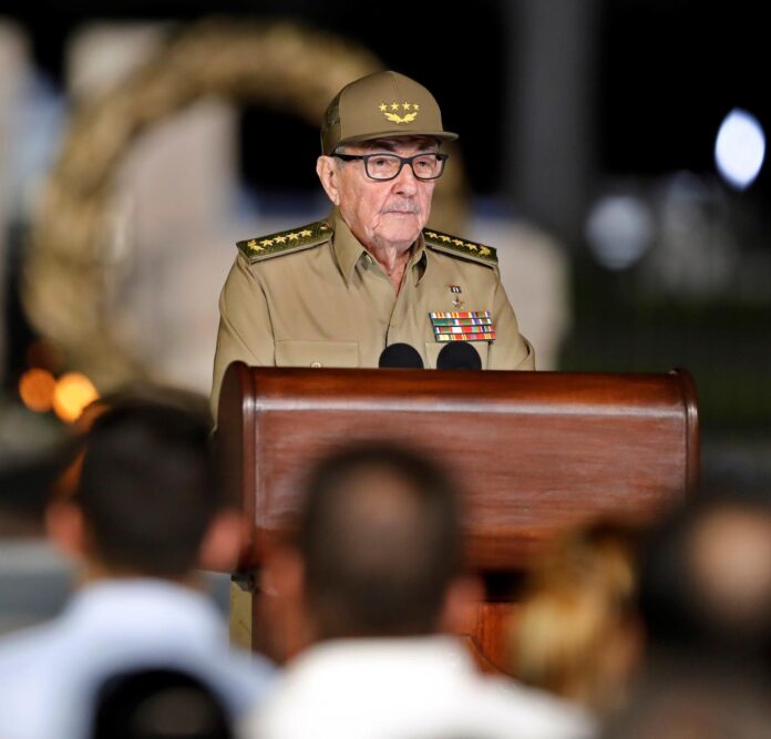 El expresidente Raúl Castro, indiscutible número dos de la revolución cubana tras su hermano Fidel y máxima figura viva del sistema, fue imputado en EE.UU. este miércoles por el controvertido derribo de dos avionetas con cuatro muertes hace 30 años, a pocos días de cumplir 95 años el próximo 3 de junio. Imagen de archivo. EFE/Ernesto Mastrascusa
