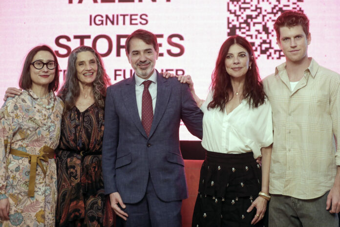 Desde la izquierda, jefa del Departamento Audiovisual en Audiovisual from Spain, Teresa Martín Ezama; la actriz española Ángela Molina, el embajador de España en México, Juan Duarte Cuadrado y los actores Maribel Verdú y Miguel Bernardeau posan durante una rueda de prensa este miércoles, en Ciudad de México (México). EFE/Isaac Esquivel
