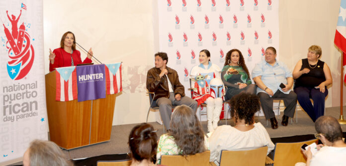 Fotografía cedida por el Desfile Nacional Puertorriqueño (NPRDP) que muestra a la presidenta de su junta directiva, Lilian Rodríguez (i) junto a los embajadores del desfile el actor y cantante, Anthony Ramos (2-i); la fundadora de 'Boricuaverse', Lilibeth Torres (3-i); la diseñadora Lila Nikole (c); el trombonista y compositor, Papo Vázquez (2-d), y la fundadora y presidenta del Comité Noviembre, Teresa Santiago (d), durante una rueda de prensa este martes, en Nueva York (EE.UU.). EFE/ Vincent Villafañe/ NPRD/ SOLO USO EDITORIAL/ NO VENTAS/ SOLO DISPONIBLE PARA ILUSTRAR LA NOTICIA QUE ACOMPAÑA (CRÉDITO OBLIGATORIO)
