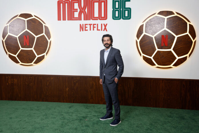 El cineasta y actor méxicano Diego Luna posa durante la alfombra roja de la película ‘México 86’ este jueves, en Ciudad de México (México). EFE/ Sáshenka Gutiérrez
