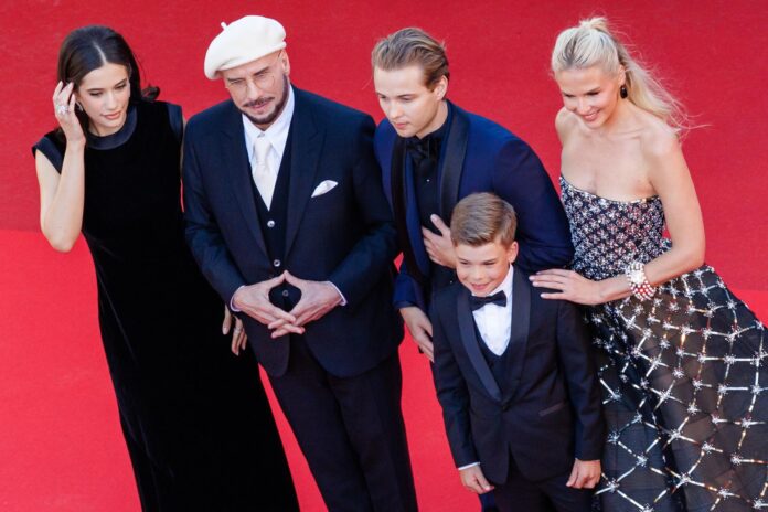 De izquierda a derecha, Ella Bleu Travolta, John Travolta, Edouard Philipponnat, Clark Shotwell y Olga Hoffmann durante el 79º Festival de Cine de Cannes. EFE/EPA/CLEMENS BILAN / POOL
