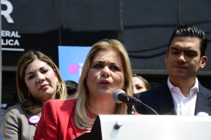 La gobernadora del estado mexicano de Chihuahua, María Eugenia Campos, habla durante un encuentro con representantes de medios de comunicación este miércoles, afuera de la Fiscalía General de la República (FGR), en la Ciudad de México (México). EFE/Mario Guzmán
