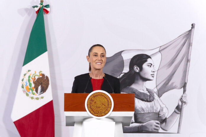 Fotografía cedida este jueves por la Presidencia de México de la mandataria Claudia Sheinbaum, hablando en una rueda de prensa en el Palacio Nacional de la Ciudad de México (México). EFE/Presidencia de México/SOLO USO EDITORIAL/NO VENTAS/ SOLO DISPONIBLE PARA ILUSTRAR LA NOTICIA QUE ACOMPAÑA(CRÉDITO OBLIGATORIO)
