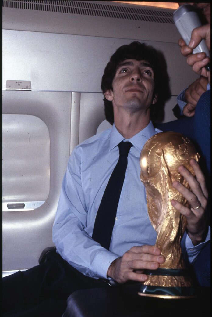 El delantero Paolo Rossi, fallecido el 10 de diciembre de 2020, luce en esta foto de archivo el trofeo que acreditó a Italia como campeón del Mundial de 1982 celebrado en España, una edición que sirve de ejemplo para mostrar selecciones que comenzaron mal y alcanzaron a enderezar el rumbo en las fases siguientes hasta conquistar el título. EFE/EPA/ANSA
