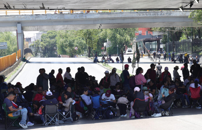 Maestros mexicanos de la Coordinadora Nacional de Trabajadores de la Educación (CNTE) bloquean este jueves, una de las principales avenidas de Ciudad de México (México). EFE/ Madla Hartz
