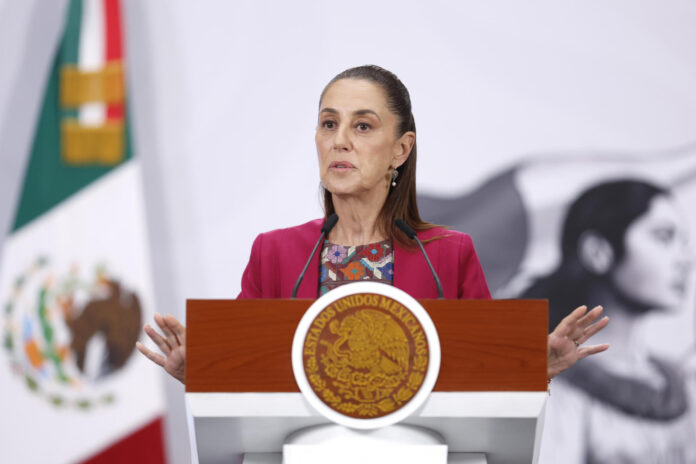 La presidenta de México, Claudia Sheinbaum, habla durante una rueda de prensa este miércoles en el Palacio nacional de la Ciudad de México (México). EFE/Sáshenka Gutiérrez
