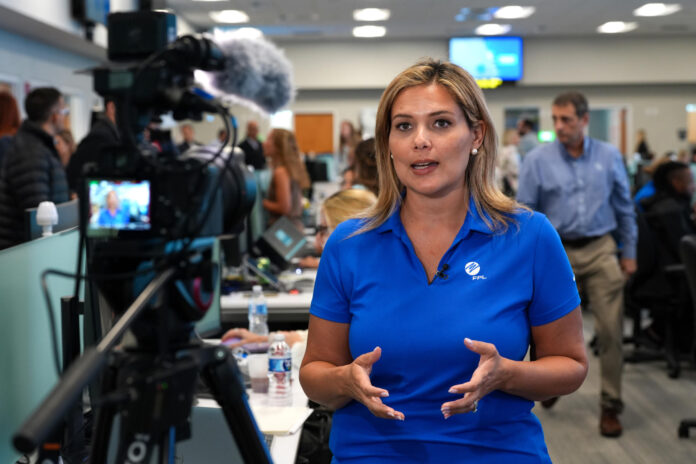 La vocera de la compañía Florida Power & Light (FPL), Florencia Olivera, habla en una entrevista con EFE este jueves, en West Palm Beach (Florida). EFE/ Alberto Boal
