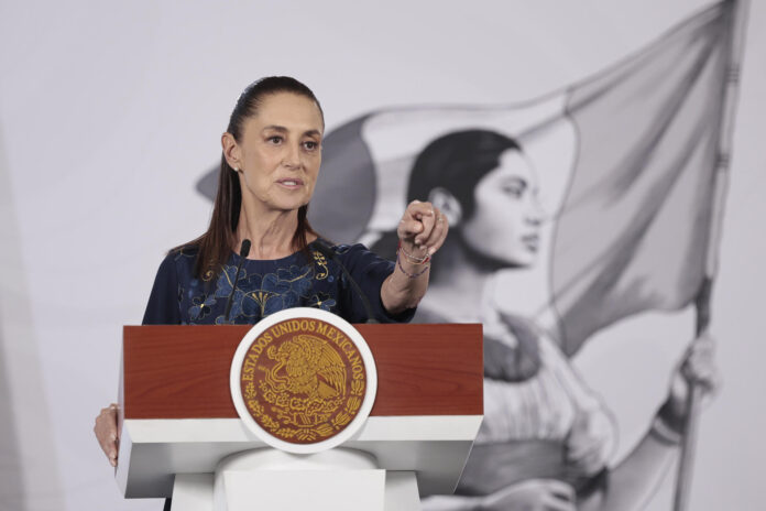 La presidenta de México, Claudia Sheinbaum, habla durante una rueda de prensa este jueves en el Palacio Nacional de la Ciudad de México (México). EFE/José Méndez

