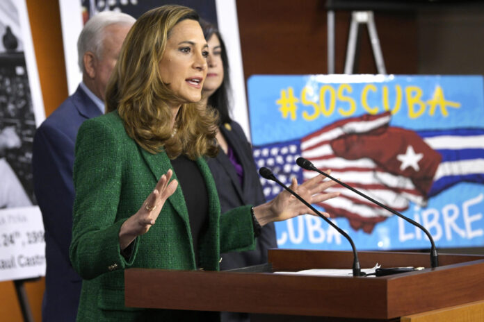La congresista María Elvira Salazar habla durante una rueda de prensa este miércoles en la sede del Congreso en Washington (EE.UU.). EFE/Lenin Nolly
