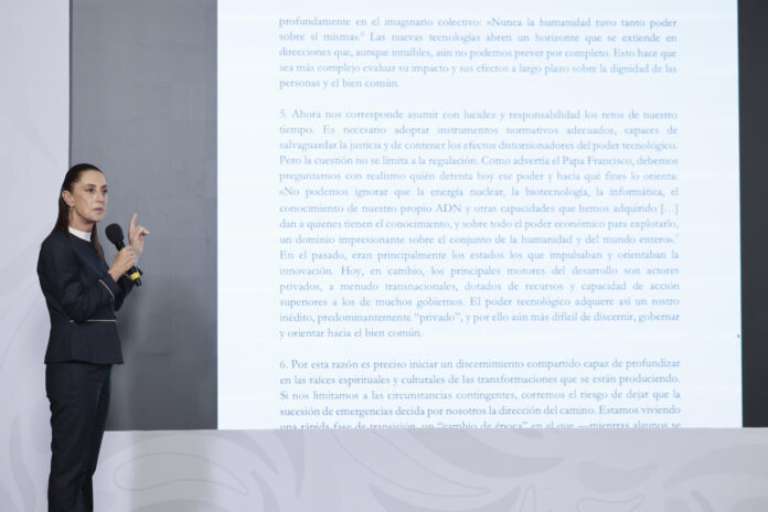 La presidenta de México, Claudia Sheinbaum, habla durante una rueda de prensa este martes, en el Palacio Nacional de la Ciudad de México (México). EFE/ José Méndez
