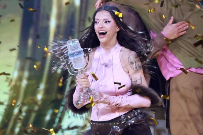 La cantante búlgara Dara sostiene el trofeo sobre el escenario tras ganar la gran final de la 70ª edición de Eurovisión 2026 en Viena, Austria, el 17 de mayo de 2026. EFE/EPA/HANNIBAL HANSCHKE
