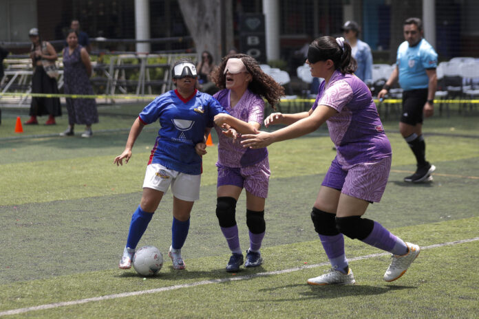 Futbolistas con discapacidad visual de los equipos Chilangas F.C y Topos Puebla participan en un partido de exhibición en Ciudad de México (México). EFE/Isaac Esquivel
