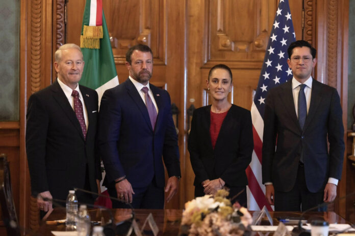 Fotografía cedida por la Presidencia de México de su mandataria, Claudia Sheinbaum, el canciller mexicano, Roberto Velasco (d), el secretario del Departamento de Seguridad Interior de Estados Unidos, Markwayne Mullin (2-i), y el embajador de Estados Unidos en México, Ronald Johnson, en una reunión de trabajo este jueves, en el Palacio Nacional de Ciudad de México (México). EFE/Presidencia de México/SOLO USO EDITORIAL/NO VENTAS/ SOLO DISPONIBLE PARA ILUSTRAR LA NOTICIA QUE ACOMPAÑA (CRÉDITO OBLIGATORIO)
