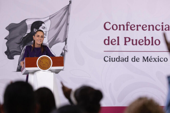 Fotografía cedida por la Presidencia de México de la mandataria Claudia Sheinbaum hablando durante una rueda de prensa este viernes, en el Palacio Nacional, en Ciudad de México (México). EFE/Presidencia de México/SOLO USO EDITORIAL/NO VENTAS/SOLO DISPONIBLE PARA ILUSTRAR LA NOTICIA QUE ACOMPAÑA(CRÉDITO OBLIGATORIO)
