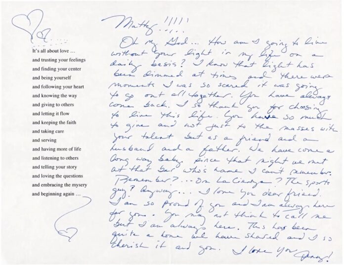 Fotografía cedida por Heritage Auctions de una carta escrita por Jeniffer Aniston a Matthew Perry, que está incluida en un álbum de fotos bajo el nombre 'The One With the Last Supper' y que saldrá a subasta inicialmente por 4.500 dólares. EFE/Heritage Auctions /SOLO USO EDITORIAL /NO VENTAS /SOLO DISPONIBLE PARA ILUSTRAR LA NOTICIA QUE ACOMPAÑA /CRÉDITO OBLIGATORIO
