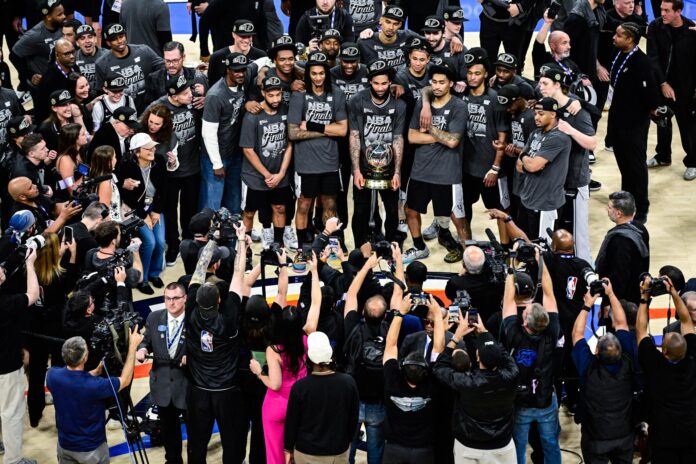 Jugadores de San Antonio Spurs celebran la conquista, este sábado de las finales de la Conferencia Oeste y el paso a la final por el título de la NBA contra los New York Knicks en las Finales de la NBA. EFE/EPA/GERALD LEONG SHUTTERSTOCK OUT
